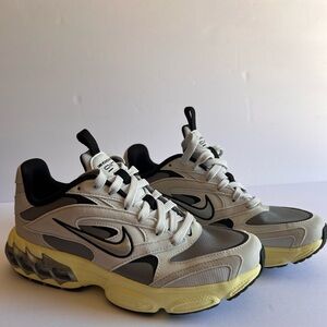 NWT Nike Zoom Air Sneakers in Gray and Cream Size 7.5